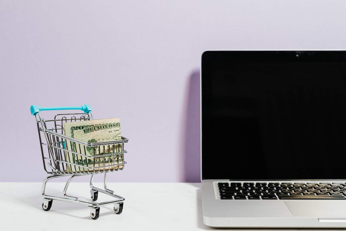 El ecommerce es la compra y venta de bienes y servicios en Internet. En este blog, exploraremos cómo integrarlo para potenciar las ventas de tu negocio o marca
